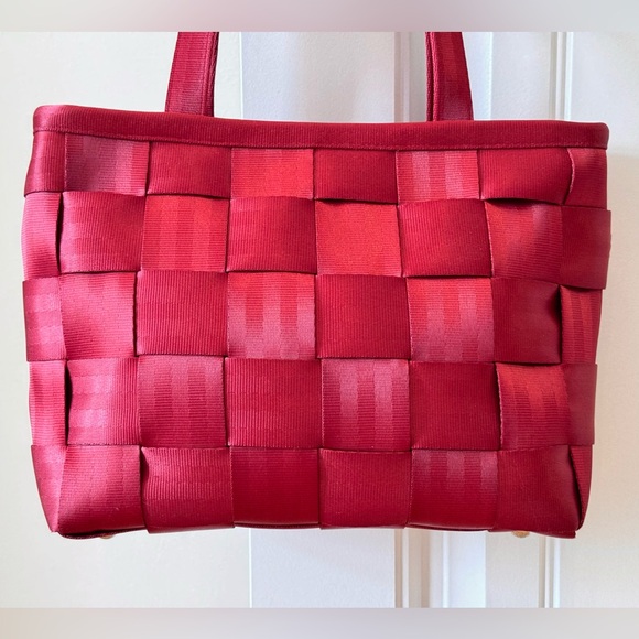 Harvey’s Seatbelt Tote Bag - Picture 2 of 6